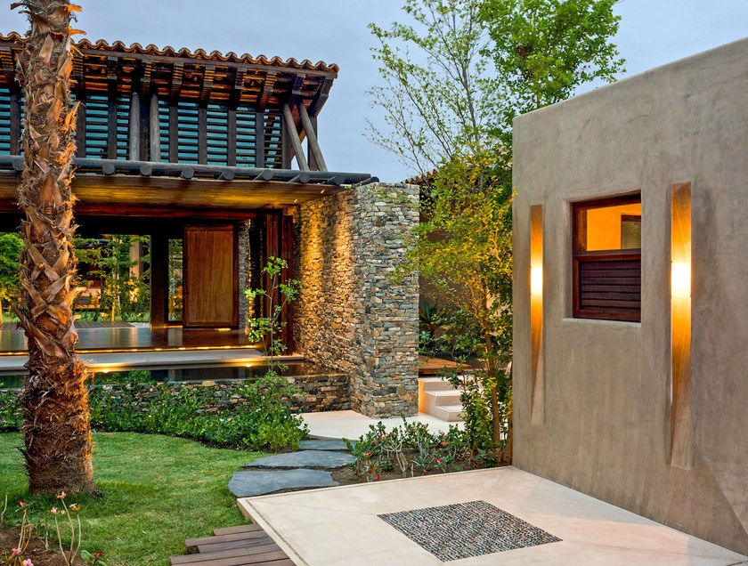 PIC BY LUXURY RETREATS / CATERS NEWS - (PICTURED:Casa Majani outside) Gwyneth Paltrows gorgeous holiday villa is available to rent for jaw-dropping ,300 (3,720) a NIGHT. The Hollywood star and her boyfriend Brad Falchuck took her kids, Apple and Moses, to the luxury resort in Punta Mita, Mexico, last weekend. Casa Majani, a six-bed adobe on the beachfront, boasts two infinity pools and alfresco dining. The pad also has its own yoga and fitness centre, as well as a home theatre and a private chef. SEE CATERS COPY