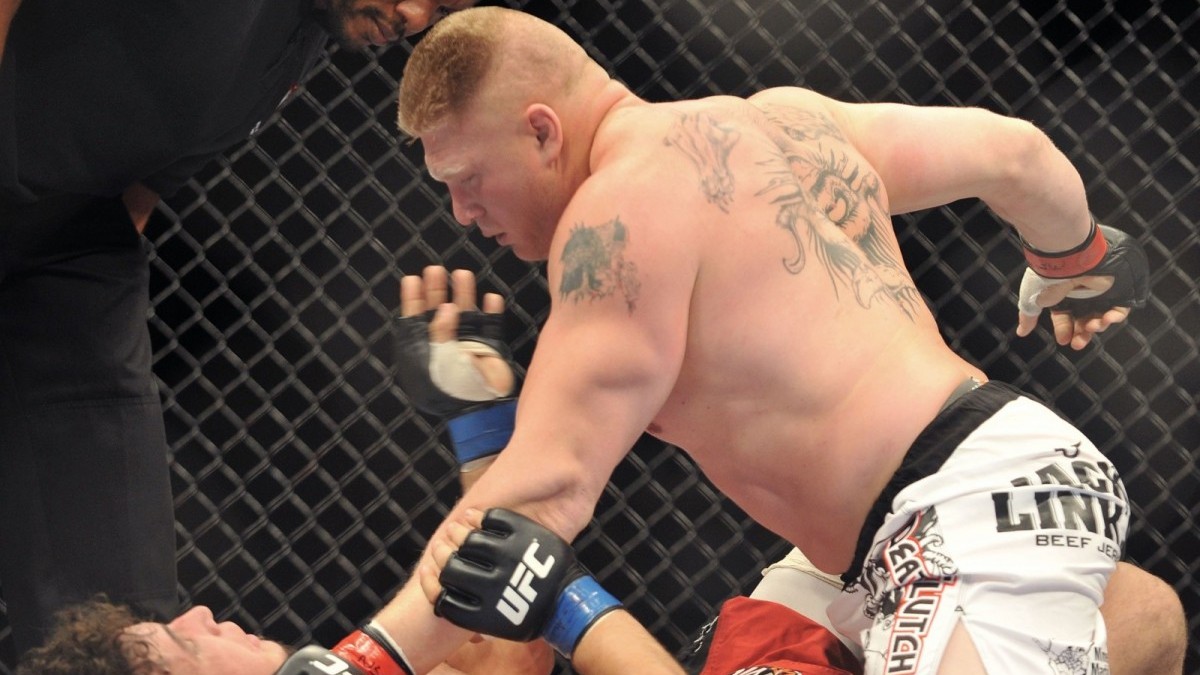 LAS VEGAS - JULY 11:  UFC heavyweights Brock Lesnar (R) battles Frank Mir (L) during their heavyweight title bout during UFC 100 the Mandalay Bay Hotel and Casino on July 11, 2009 in Las Vegas, Nevada.  (Photo by Jon Kopaloff/Getty Images)