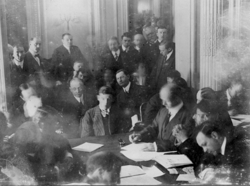 UNSPECIFIED - CIRCA 1754: Titanic disaster, 12 April 1912: USA Senate Investigating Committee questioning survivors at the Waldorf Astoria Hotel, New York. The wireless operator Harold Thomas Coffin being questioned, 29 May 1912. (Photo by Universal History Archive/Getty Images)