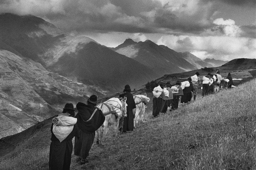 men having migrated to the cities, the women carry their goods to the market of Chimbote in Ecuador during 1998. (Sebastião Salgado/Amazonas Images)