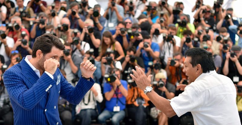 TOPSHOT - Venezuelan actor Edgar Ramirez (L) and panamanian boxer Roberto Duran on May 16, 2016 during a photocall for the film "Hands of Stone" at the 69th Cannes Film Festival in Cannes, southern France. / AFP / LOIC VENANCE (Photo credit should read LOIC VENANCE/AFP/Getty Images)