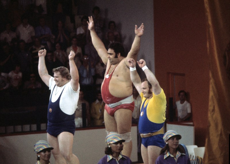 (GERMANY OUT) Superschwergewicht, Siegerehrung, v.l.:Gerd Bonk (DDR, 2.), Vassili Alexejew(URS, 1.), Helmut Losch (DDR, 3.)- Juli 1976 (Photo by Werner Schulze/ullstein bild via Getty Images)