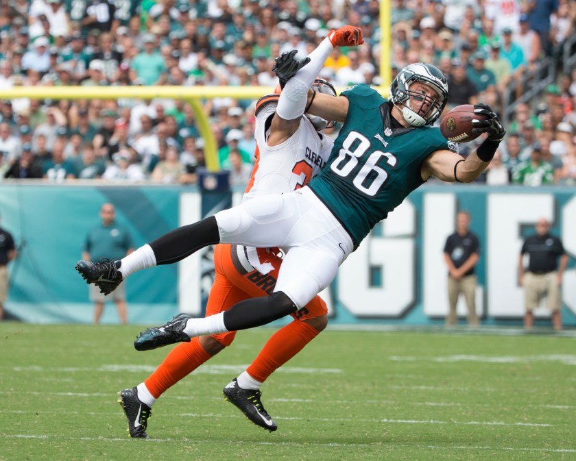 Zach Ertz #86 of the Philadelphia Eagles makes a one handed catch against Jordan Poyer #33 of the Cleveland Browns in the first quarter at Lincoln Financial Field on September 11, 2016 in Philadelphia, Pennsylvania. (Photo by Mitchell Leff/Getty Images)