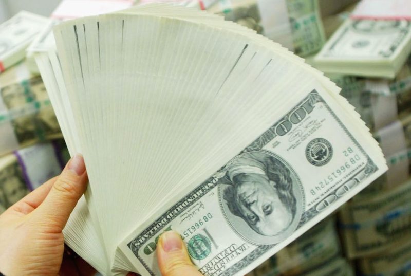 SEOUL, SOUTH KOREA - FEBRUARY 22: A South Korean banker carries US dollar bank notes at the Korea Exchange bank on February 22, 2005 in Seoul, South Korea. The South Korean won jumped to its highest intraday level in more than seven years in domestic trade on Tuesday, boosted by strong foreign equity buying and exporter deals. (Photo by Chung Sung-Jun/Getty Images)