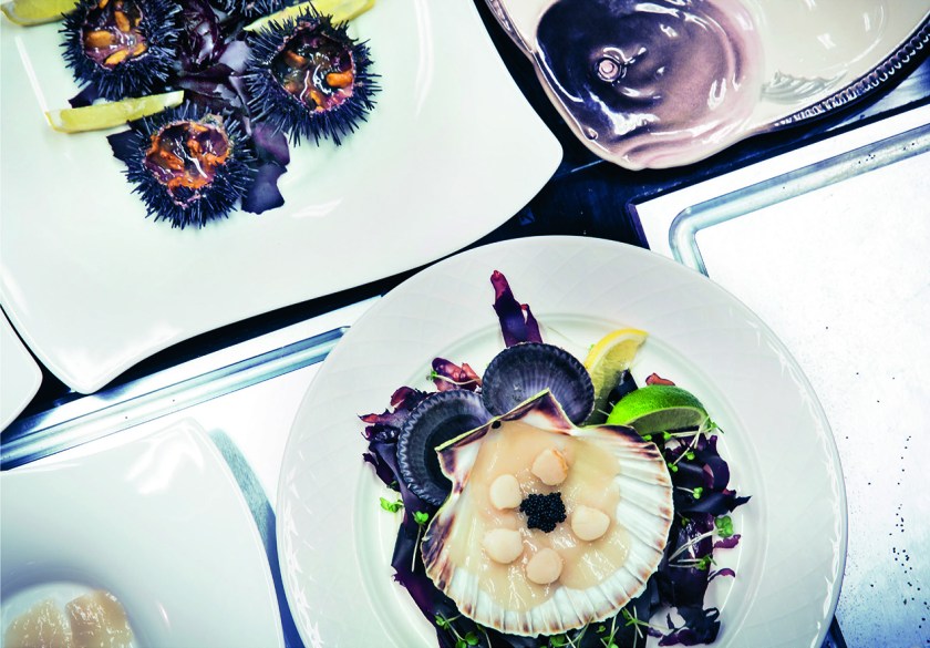 Fresh scallops with oil and lemon juice (Oliver Pohlmann /teNeues)