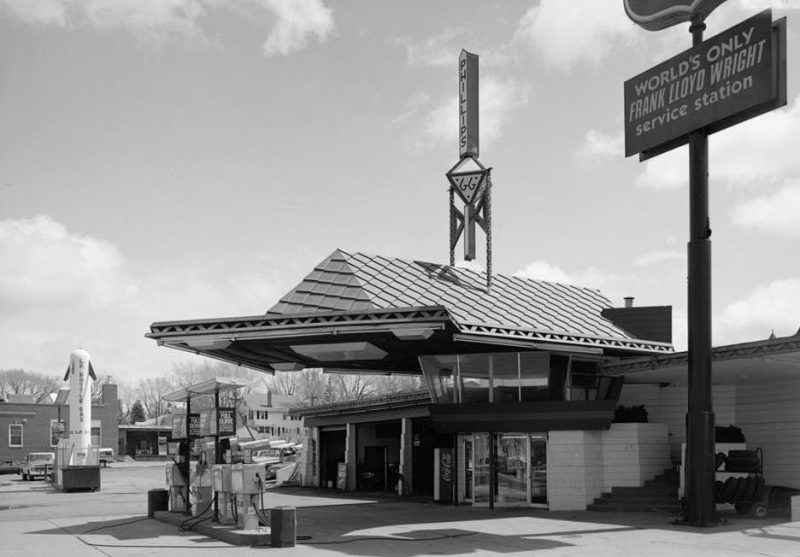 R.W. Lindholm Service Station, photographed in 1958 (American Historic Buildings Survey/Library of Congress)
