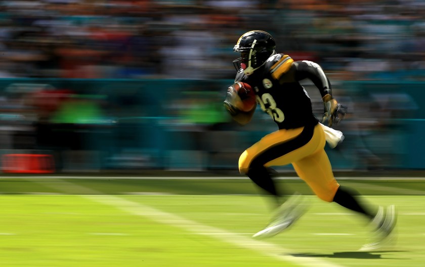 Fitzgerald Toussaint #33 of the Pittsburgh Steelers returns a kick during a game against the Miami Dolphins on October 16, 2016 in Miami Gardens, Florida. (Mike Ehrmann/Getty Images)
