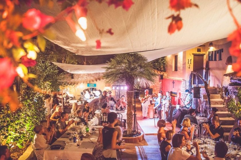 Live music provides a laidback ambience (Luke Dyson for Ibiza Rocks Group)