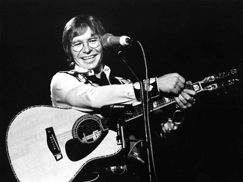 AMSTERDAM, NETHERLANDS - JULY 08: John Denver performs live at the Jaap Eden Hall in Amsterdam, Netherlands on July 08 1979 (Photo by Gijsbert Hanekroot/Redferns)