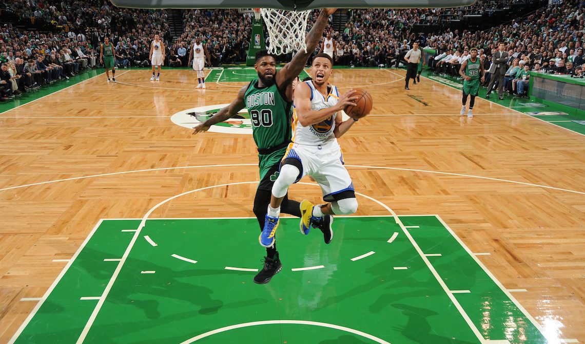 Stephen Curry of the Golden State Warriors goes up for a lay-up against Gerald Green during a game on November 18, 2016 at TD Garden in Boston, Massachusetts. (Photo by Brian Babineau/NBAE via Getty Images)