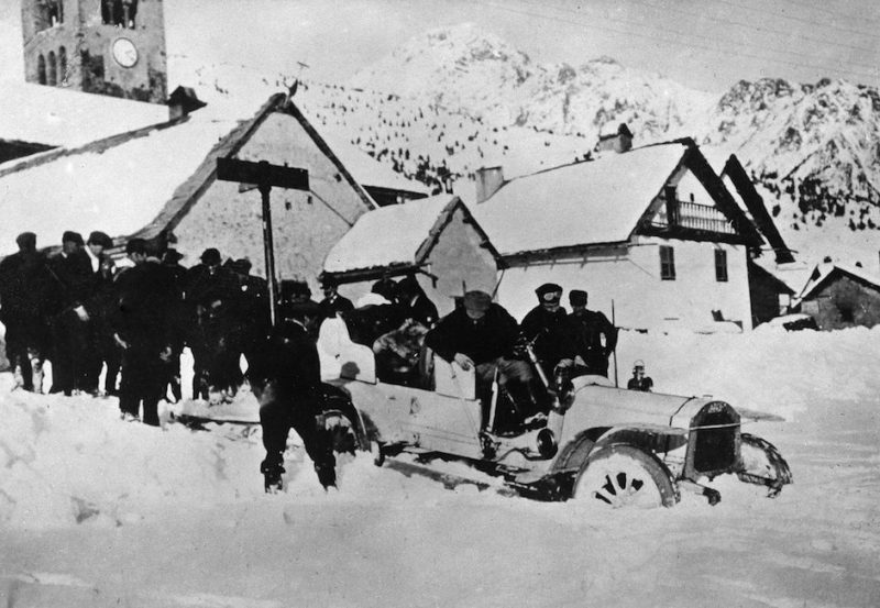 (GERMANY OUT) The great Auto race 1908 N.Y-Moskau-Paris: The german Protos car on its way crossing the USA. february 1908 (Photo by ullstein bild/ullstein bild via Getty Images)