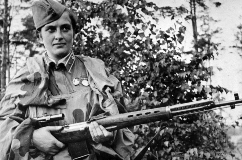 Lyudmila pavlichenko, famous 26 year old russian guerrilla sniper who has killed 309 germans, for which she was made a senior lieutenant and given the order of lenin, a former historian, she participated in the defense of odessa and of sevastopol where she remained until the last, she has been wounded four times. (Photo by: Sovfoto/UIG via Getty Images)