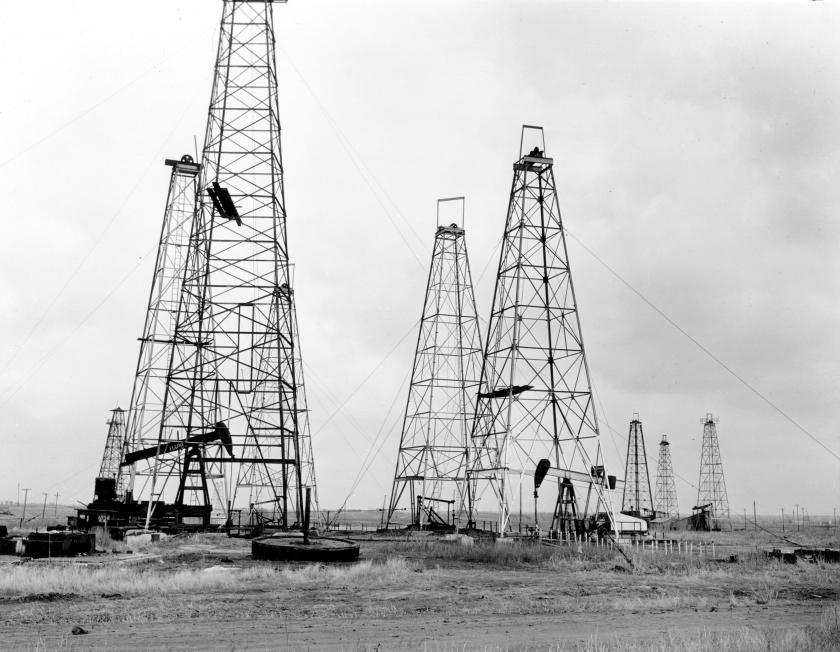 Standard Oil Co. wells, near Pawee, Oklahoma (Wikimedia Commons/U.S. Energy Dept.)