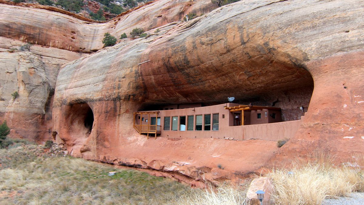 Utah Cliff House Set for Auction