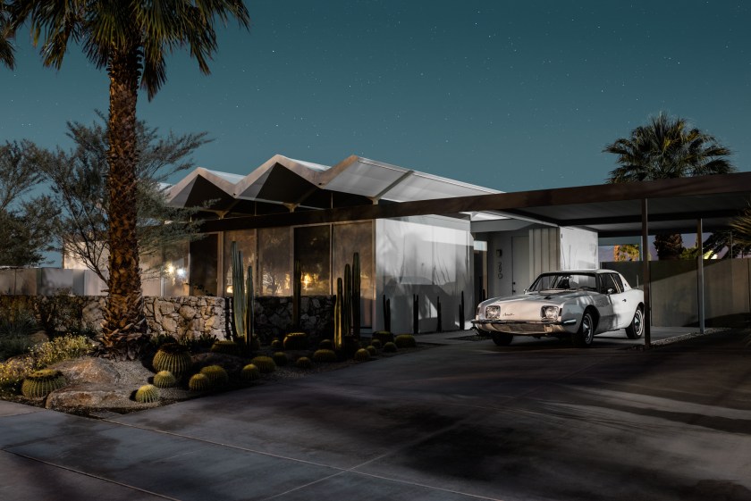 Designed by Donald Wexler in 1962; with a 1963 Studebaker Avanti in the driveway. (Midnight Modern by Tom Blachford, published by powerHouse Books)