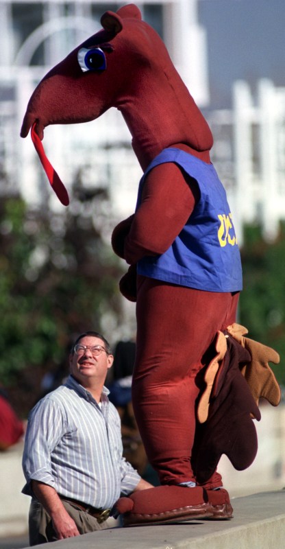 ME.mascot.1201.AAGkodak[c]Peter the Anteater entertains passerbys while standing on the wall of a bridge at the UCI Campus in Irvine. The mascot controversy centers over the head of the new costume, with many saying it looks more like that of a giraffe or donkey than an anteater. (Photo by Alex Garcia/Los Angeles Times via Getty Images)