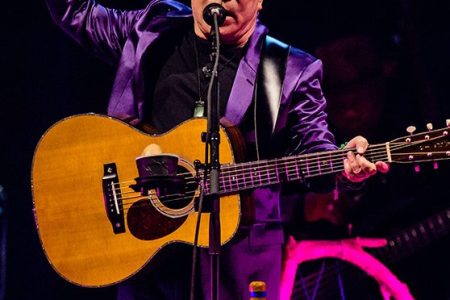BERLIN, GERMANY - OCTOBER 20:  Singer-songwriter Paul Simon performs live on stage during a concert at Tempodrom on October 20, 2016 in Berlin, Germany.  (Photo by Stefan Hoederath/Redferns)