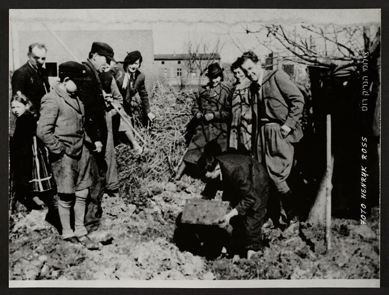 Street, Lodz, March 1945 (Henryk Ross/Art Gallery of Ontario)