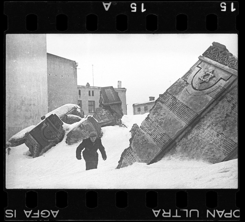 Lodz ghetto: Man walking in winter in the ruins of the synagogue on Wolborska street; destroyed by Germans 1939 (Henryk Ross/Art Gallery of Ontario)