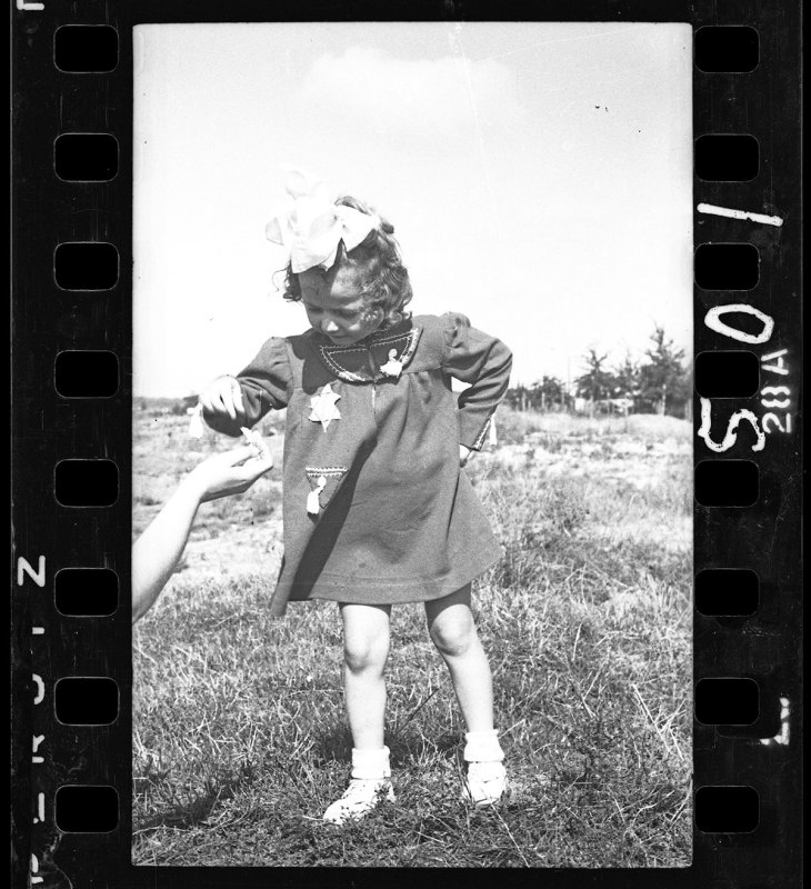 Lodz ghetto: Young girl (Henryk Ross/Art Gallery of Ontario)