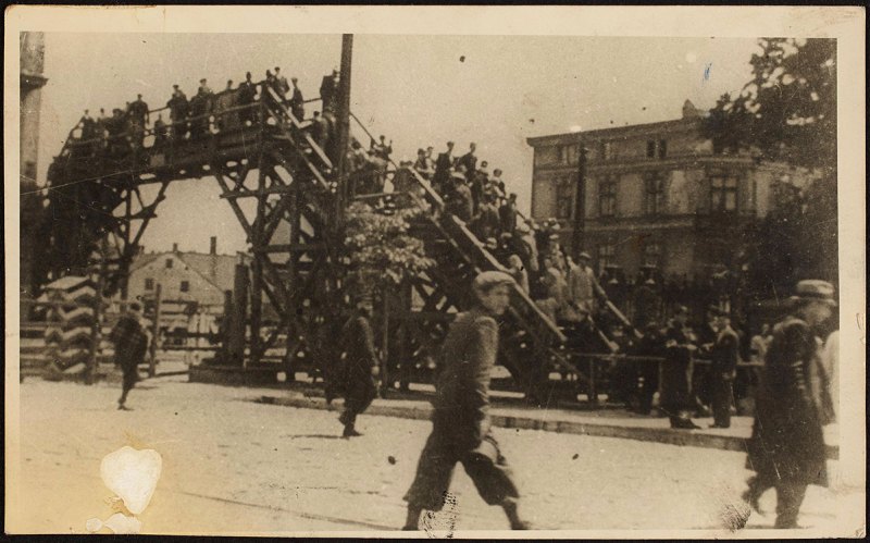 Lodz ghetto: Boy walking in front of the bridge crossing Zigerska (Henryk Ross/Art Gallery of Ontario)