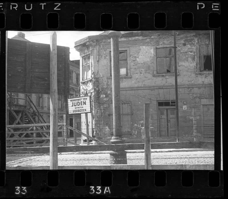 Lodz ghetto: Lodz ghetto sign for Jewish residential area (Henryk Ross/Art Gallery of Ontario)