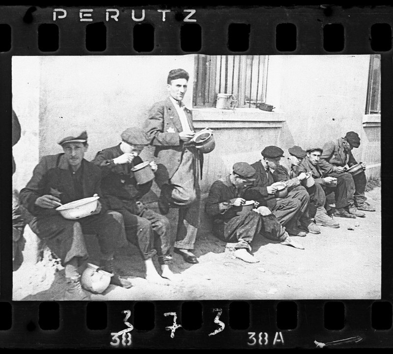 Lodz ghetto: “Soup for lunch” (Henryk Ross/Art Gallery of Ontario)