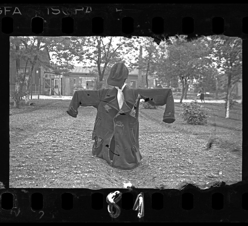 Lodz ghetto: Scarecrow with yellow Jude star (Henryk Ross/Art Gallery of Ontario)