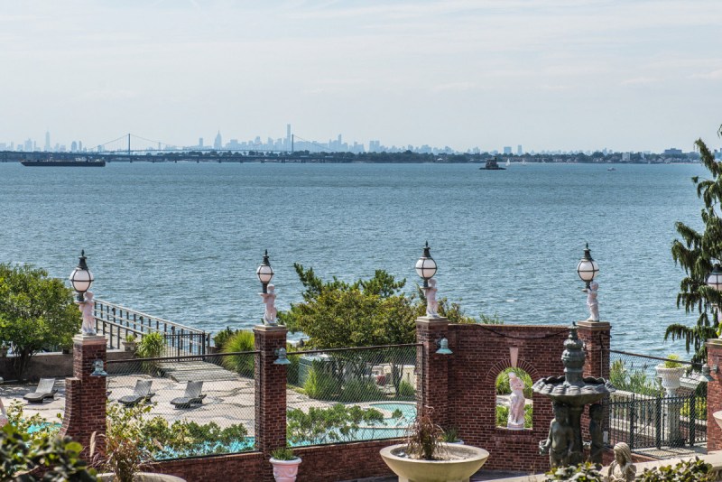 (Laffey Fine Homes Int'l Realty)