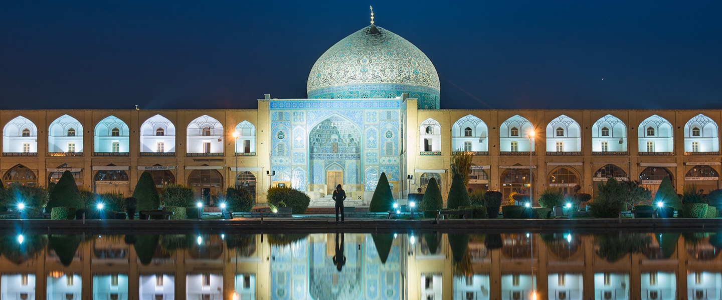 Sheikh Lotfollah Mosque at night
