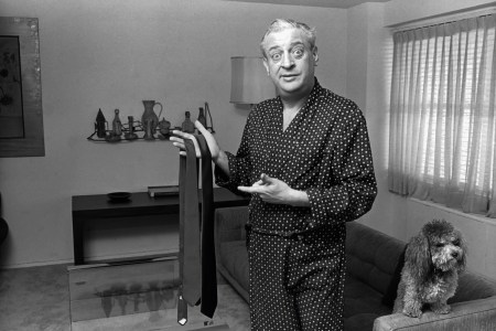 Rodney Dangerfield in his apartment circa 1978 in New York City. (Allan Tannenbaum/IMAGES/Getty Images)