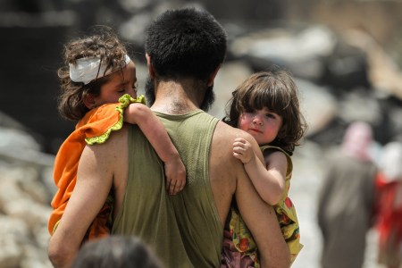Man with children fleeing Mosul