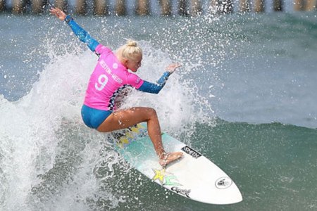 Tatiana Weston-Webb in action during her semifinal heat at the Vans US Open of Surfing on August 6, 2017 in Huntington Beach, California. (Photo by Joe Scarnici/Getty Images)