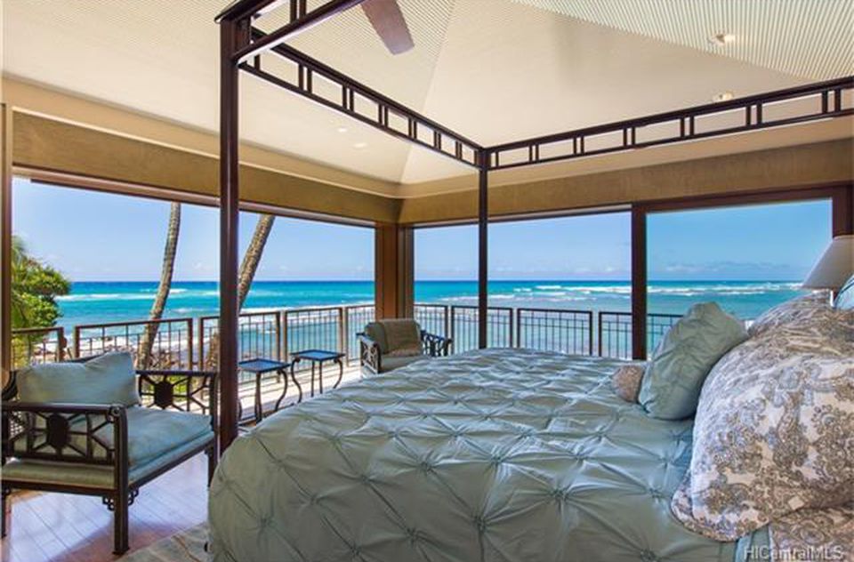 Hawaii beachfront home. (Zillow)