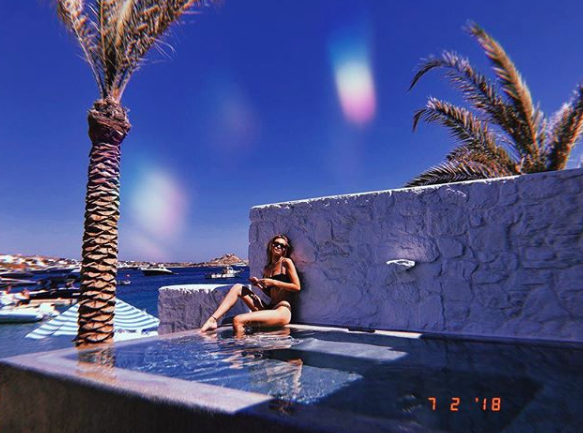 Gigi Hadid answering emails in Greece (@gigihadid/Instagram)