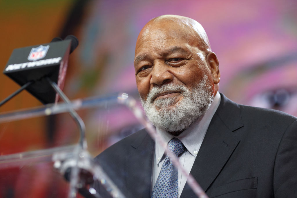 ARLINGTON, TX - APRIL 27: NFL legend Jim Brown announces the Cleveland Browns pick during the second round of the NFL Draft on April 27, 2018 at AT&T Stadium in Arlington, TX. (Photo by Andrew Dieb/Icon Sportswire via Getty Images)
