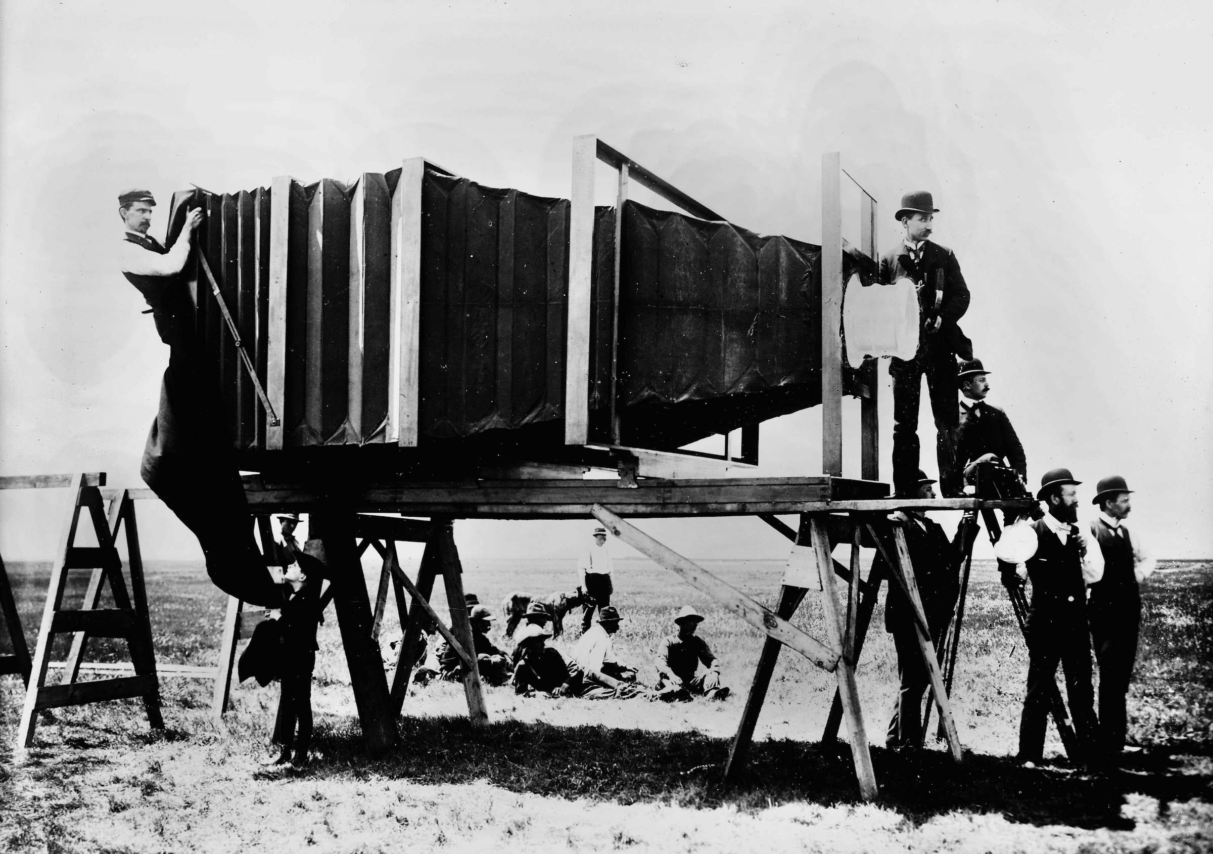 Recording with the huge photographic room(chamber) of the engineer Lawrence (weight 634 kg). It(he) executed at the expense of the Company of Railroads Chicago and Alton of photos measuring 2,40 metres on about 1,50 metres. BOY-8935.  (Photo by Boyer/Roger Viollet/Getty Images)