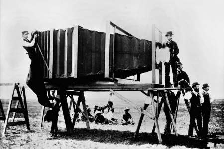 Recording with the huge photographic room(chamber) of the engineer Lawrence (weight 634 kg). It(he) executed at the expense of the Company of Railroads Chicago and Alton of photos measuring 2,40 metres on about 1,50 metres. BOY-8935.  (Photo by Boyer/Roger Viollet/Getty Images)