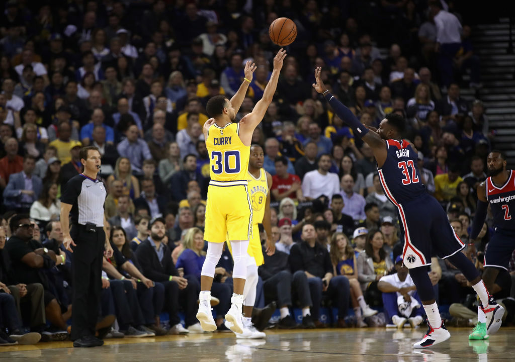 OAKLAND, CA - OCTOBER 24:  Stephen Curry #30 of the Golden State Warriors shoots over Jeff Green #32 of the Washington Wizards at ORACLE Arena on October 24, 2018 in Oakland, California. (Photo by Ezra Shaw/Getty Images)