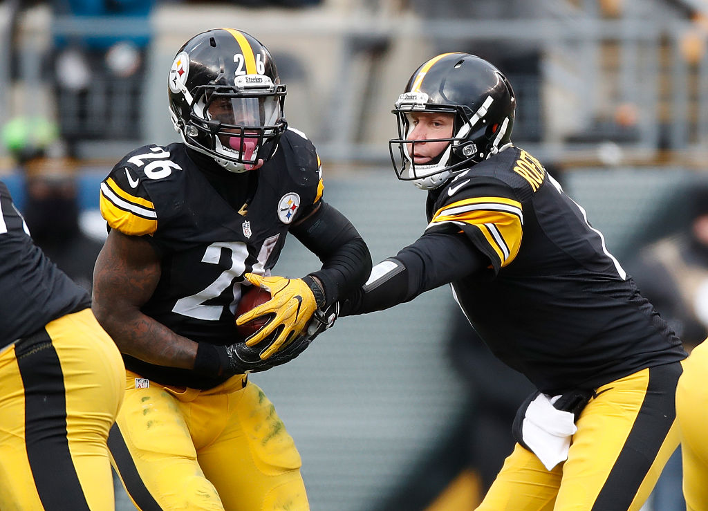 PITTSBURGH, PA - JANUARY 08:  Ben Roethlisberger #7 of the Pittsburgh Steelers hands off to Le'Veon Bell #26 during the second quarter against the Miami Dolphins in the AFC Wild Card game at Heinz Field on January 8, 2017 in Pittsburgh, Pennsylvania.  (Photo by Gregory Shamus/Getty Images)