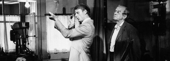 The British actor Edward Fox, left, as the titular character, checks the precision rifle made by the Irish actor Cyril Cusack in the film The Day of the Jackal. Genova, 1973 ( Getty Images)