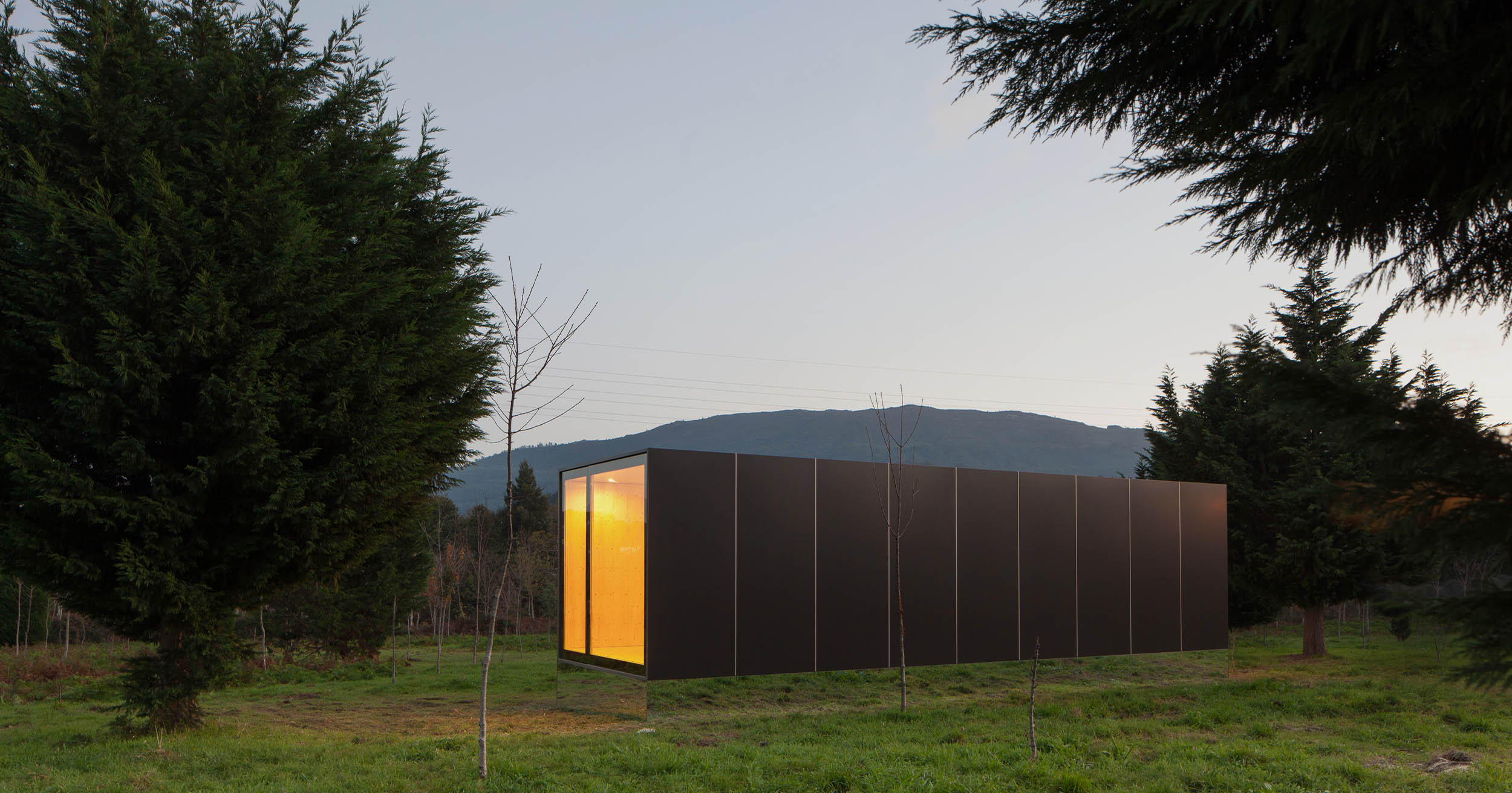 “Floating” Cabins Are Actually Just a Deceitful Illusion