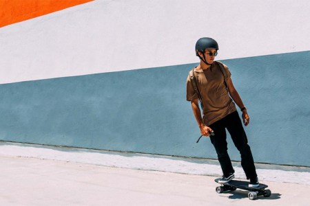 How to Use an Electric Skateboard in the Age of the “Last Mile”