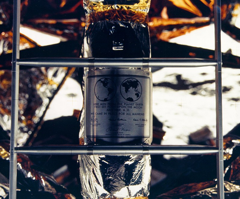 Lunar plaque