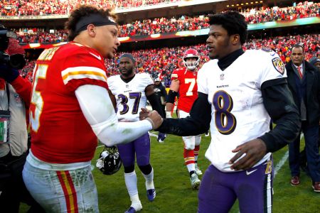 Patrick Mahomes shakes hands with Lamar Jackson. (Jamie Squire/Getty Images)
