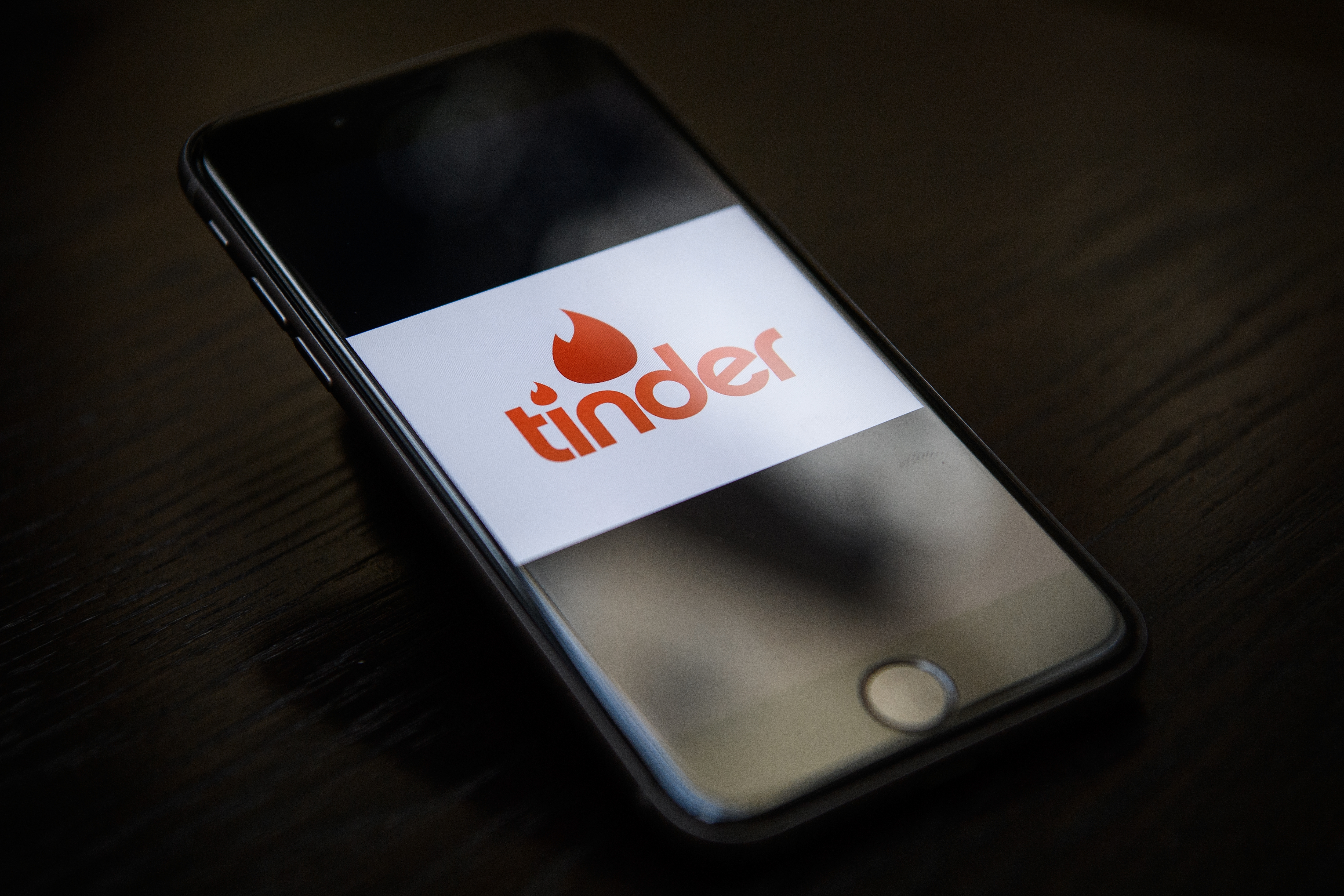 tinder swipe night