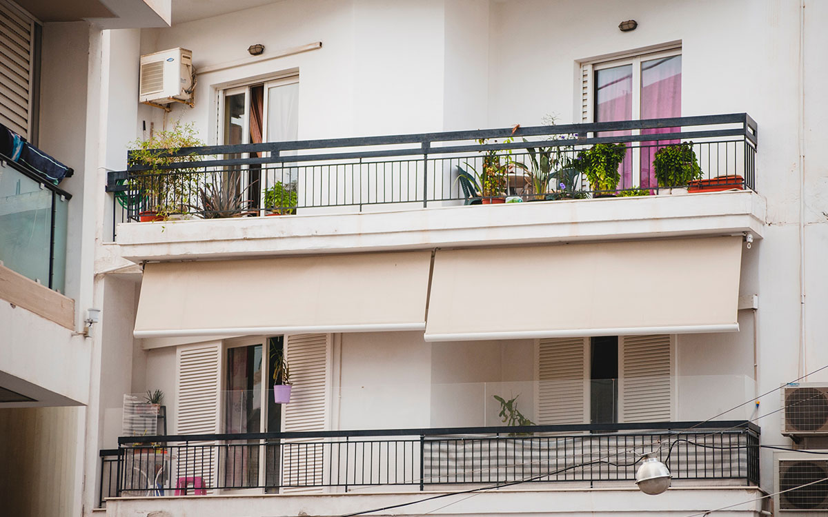 A French Man Decided to Run 26.2 Miles on His Balcony