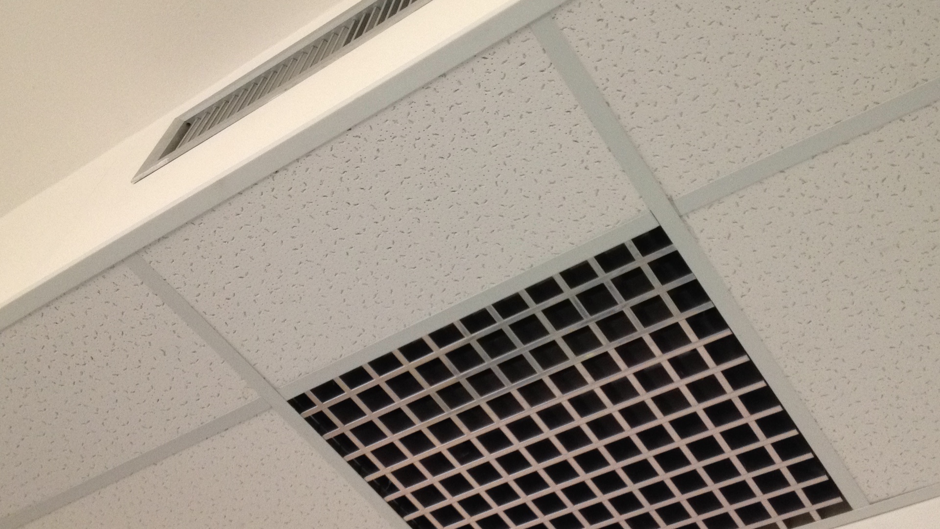 Ceiling air conditioner