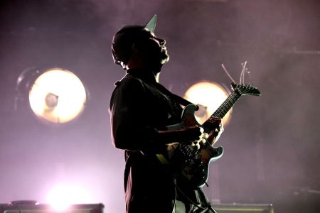 Why Doesn’t Tom Morello Trim His Guitar Strings? Now We Know.