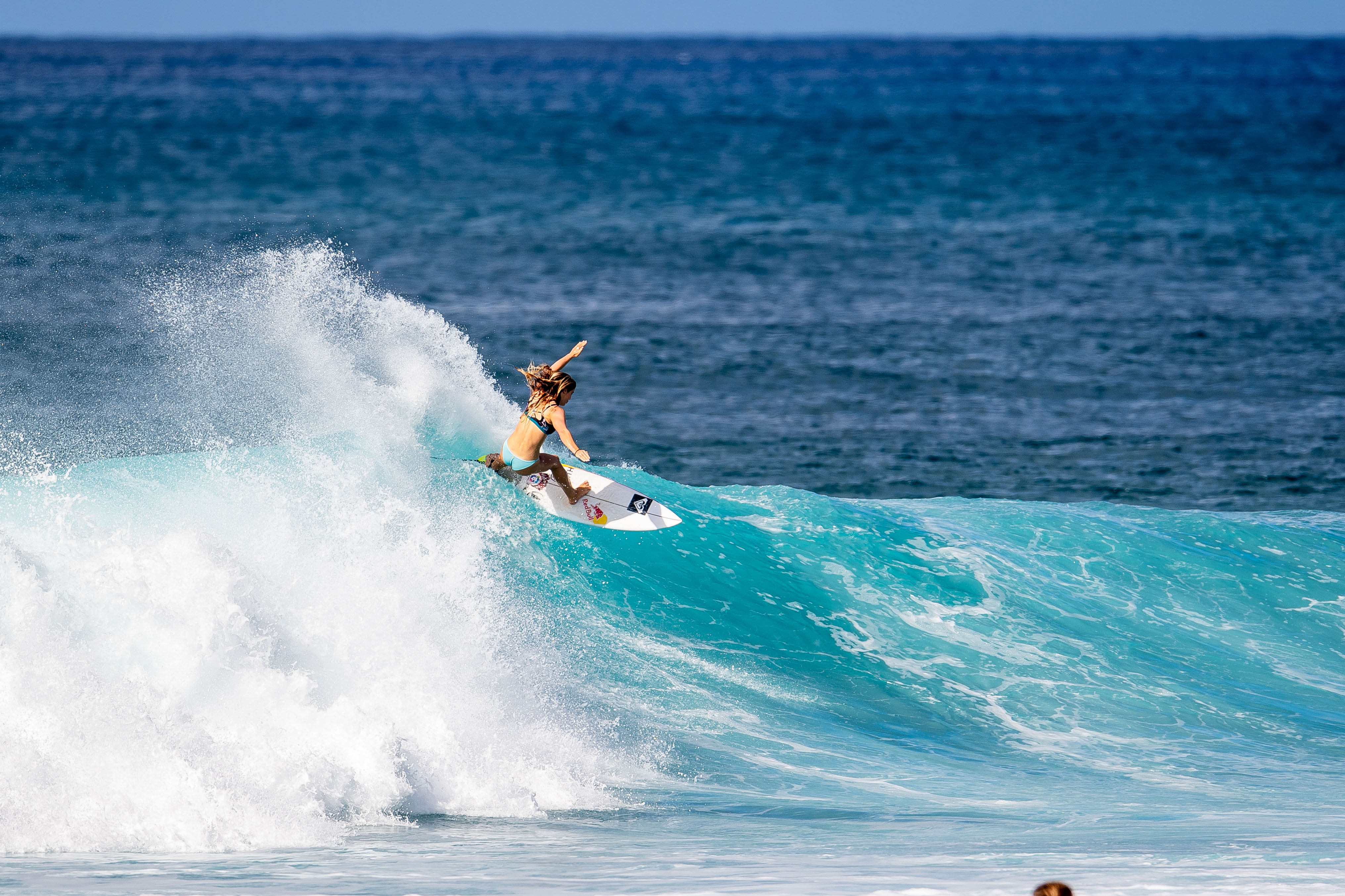 Caroline Marks surfs